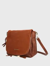 Cartera bandolera Hush Puppies de cuero sintético negro con detalles en gamuza. Tiene correa ajustable y cierre con solapa y cremallera.