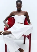 Top blanco strapless con cierre trasero.