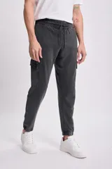 Pantalón deportivo cargo jogger negro con bolsillos laterales y tobillos ajustados.
