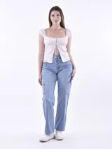 Blusa blanca con estampado de cerezas, escote cuadrado, mangas cortas abullonadas y cierre frontal con lazos.