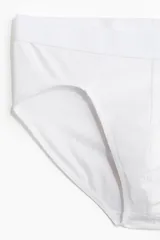 Pack de tres calzoncillos slip blancos de punto con cintura elástica y parte delantera forrada. Confeccionados con tecnología Lycra Xtra Life.