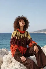 Sweater marrón de lana merino con cuello redondo y flecos XL de colores amarillo, naranja y borgoña.