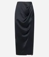 Vestido midi negro de satén con escote halter y abertura lateral.