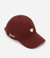 Gorra de sarga color borgoña con bordado de corazón en el frente y la palabra "love" en el lateral.
