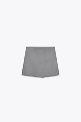Falda pantalón gris de tiro alto con cierre lateral oculto.