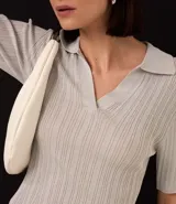 Blusa de viscosa color verde claro, con cuello polo, mangas cortas, textura acanalada e hilo metalizado.