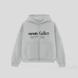 Campera con capucha gris claro, con cierre frontal, corte boxy y bolsillo tipo canguro. Estampado frontal con la leyenda "venefo Gallery" y "EVERYDAY URBAN MADRID" y "AESTHETICS LOS ANGELES".