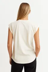 Remera blanca de algodón con mangas cortas, cuello redondo y estampado con imágenes de cartas de tarot y texto en negro.