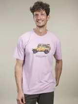 Remera de algodón color lila con estampa de un camión amarillo y texto "Benson & Thomas Creative Archive".