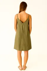 Vestido midi blanco de lino, corte ancho, con breteles regulables y escote en V.