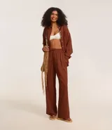 Pantalón de cambraia color marrón, de cintura alta con elástico y lazo.