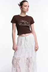 Remera rosa con cuello redondo y estampado frontal con la frase "I only trust the zodiac".