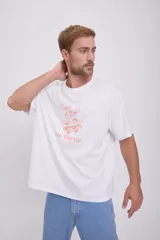 Camiseta blanca de manga corta con cuello redondo y estampado de un vaso de refresco andando en skate.