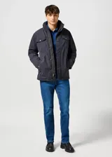 Campera de hombre color negro, con cuello alto, cierre frontal con cremallera y botones a presión, múltiples bolsillos y puños con botón.