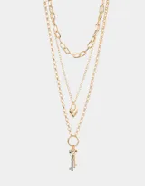 Set de tres collares dorados de diferentes largos, con eslabones de distintos tamaños. Incluye un dije de corazón y un dije de llave.