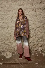 Camisa holgada estampada con motivos paisley en tonos marrón, beige y azul. Tiene cuello solapa, mangas largas y cierre frontal con botones.