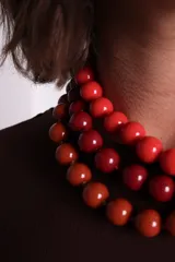 Collar corto con cuentas grandes color rojo.