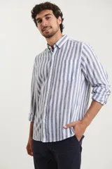 Camisa de lino a rayas verticales azules y blancas, de manga larga con puños abotonados y cuello clásico.