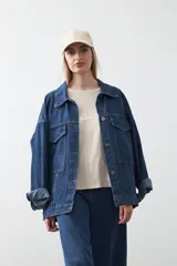 Remera blanca de algodón de manga corta, con cuello redondo y bordado frontal en hilo color beige claro con la palabra "J'adore" en tipografía cursiva.