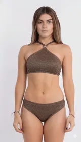 Top de bikini estilo halter, color marrón oscuro con brillo metálico (lurex), con cuello anudado y aro metálico central.