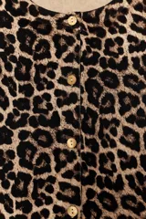 Cárdigan de punto con estampado animal print color marrón y negro, cuello redondo, manga larga, cierre frontal con botones y terminaciones en rib.