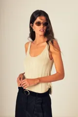 Musculosa color beige claro con cuello redondo y diseño de tejido acanalado vertical.