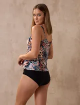 Tankini estampado con musculosa con frunce en el escote, copa armada con sujetador interno y forro interno.