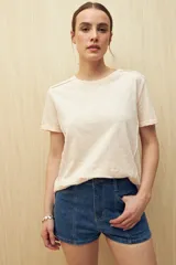 Short de jean azul con costuras verticales al frente y cierre con botón.