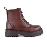 Bota de cuero sintético negra con cordones, caña media y suela track.