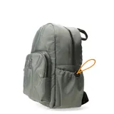 Mochila negra capitoneada con logo metálico de la marca en el frente y tiradores ajustables color naranja.