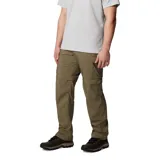 Pantalón largo convertible en short, color caqui, de corte recto y tiro medio. Cuenta con bolsillos laterales con cierre, bolsillos cargo con velcro y cintura parcialmente elástica con cinturón removible.