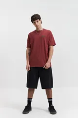 Remera color ladrillo de manga corta con cuello redondo y estampado pequeño en el pecho.