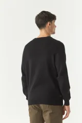 Sweater color verde oliva con textura acanalada en la parte superior del pecho y hombros.