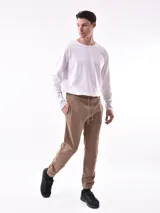 Pantalón de jogging color verde oliva con cintura elástica ajustable con cordón, bolsillos laterales y rodilleras reforzadas.