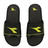 Chanclas Diadora Isola negras con logo amarillo en la tira ancha.