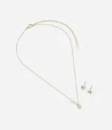 Conjunto de collar corto dorado con colgante de strass y perla artificial, acompañado de caravanas botón con forma de mariposa y strass.