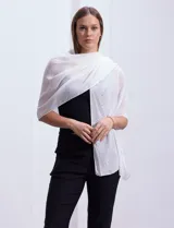 Pashmina de gasa negra con apliques de brillos plateados en los bordes.