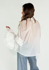 Camisa blanca de algodón con cuello mao y mangas 3/4 con volados.