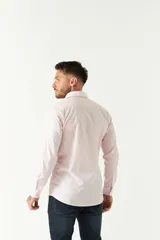 Camisa celeste a cuadros, de corte slim fit, manga larga y logo bordado. Confeccionada en 100% algodón.