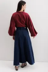 Camisa color borgoña de algodón con elastano, cuello mao y mangas largas abullonadas.