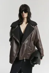 Campera marrón estilo aviador con cuello de piel sintética negra, cierre frontal con cremallera y bolsillos laterales.