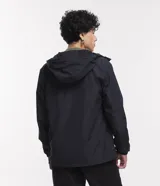 Campera rompevientos negra con capucha ajustable con cordón, cierre frontal con cremallera, bolsillos laterales con cremallera, puños elásticos y forro interior.