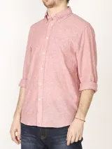 Camisa de manga larga color salmón confeccionada en lino y algodón.
