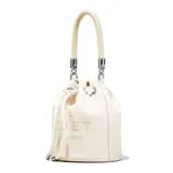 Bolso bombonera de cuero gris con el logo de Marc Jacobs estampado en negro. Tiene asa de mano de cuerda plateada y correa de hombro ajustable.