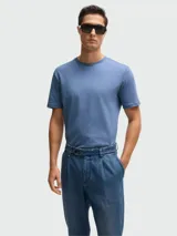 Camiseta de manga corta, cuello redondo, color azul medio, con logo sutilmente bordado en el pecho.