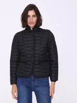 Campera negra matelaseada con volados en el frente y ruedo.