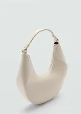Bolso marrón con forma de media luna, asa corta y cierre de cremallera.