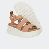 Sandalias negras con plataforma, correas ajustables con hebilla y plantilla de EVA moldeada.