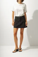 Minifalda de jean celeste con bolsillos delanteros y traseros.