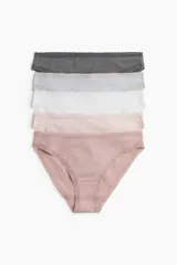 Pack de cinco bombachas de algodón en colores gris oscuro, gris claro, blanco, rosa claro y rosa, con cintura estándar, refuerzo interior, cobertura media y ribetes de encaje.
